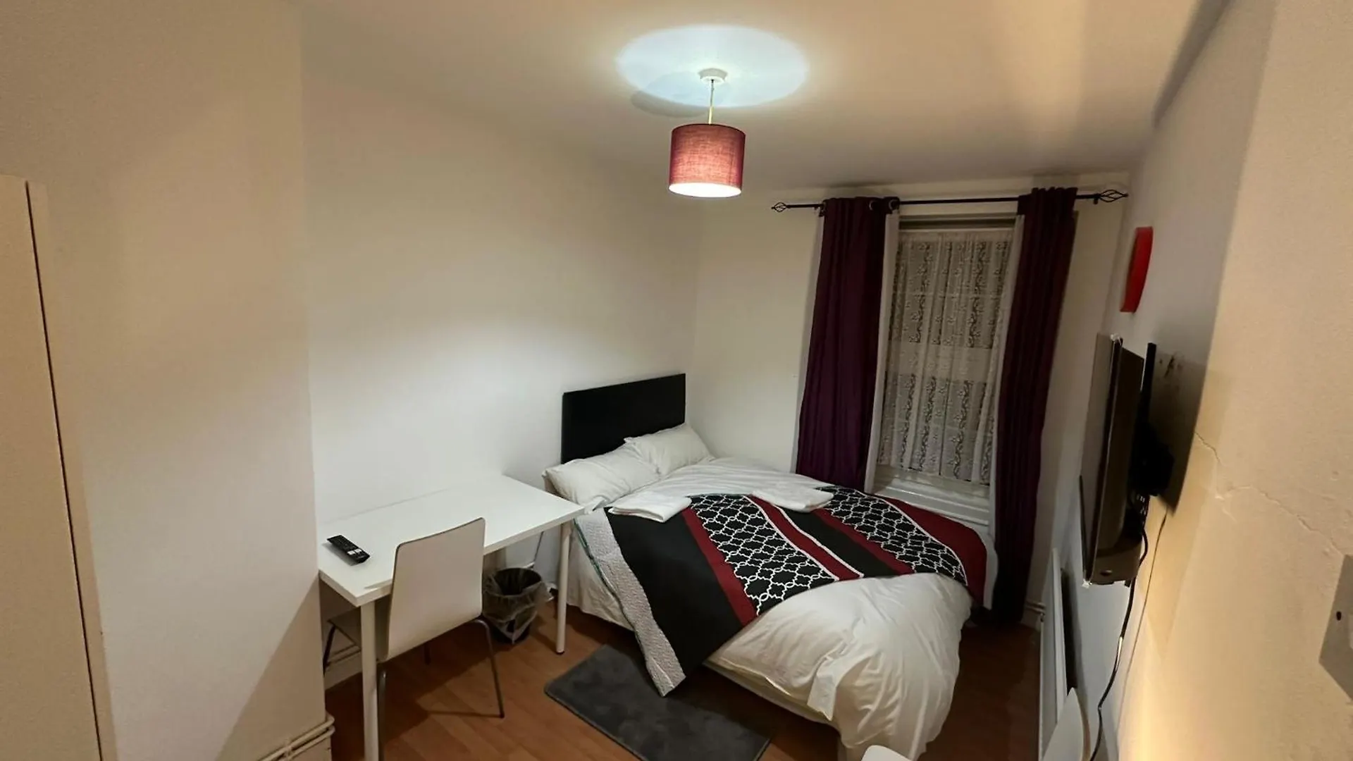 Beautiful Private Double Room In A Shared 3-Bedroom Apartment Minutes Walk From Bethnal Green London