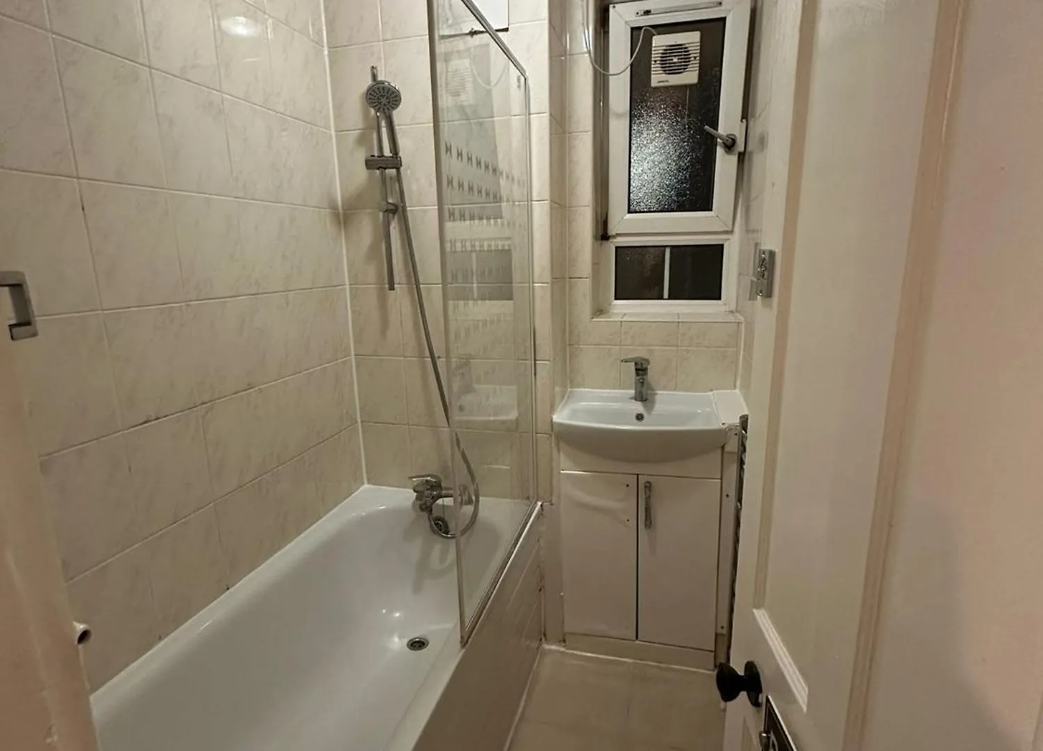 Beautiful Private Double Room In A Shared 3-Bedroom Apartment Minutes Walk From Bethnal Green London