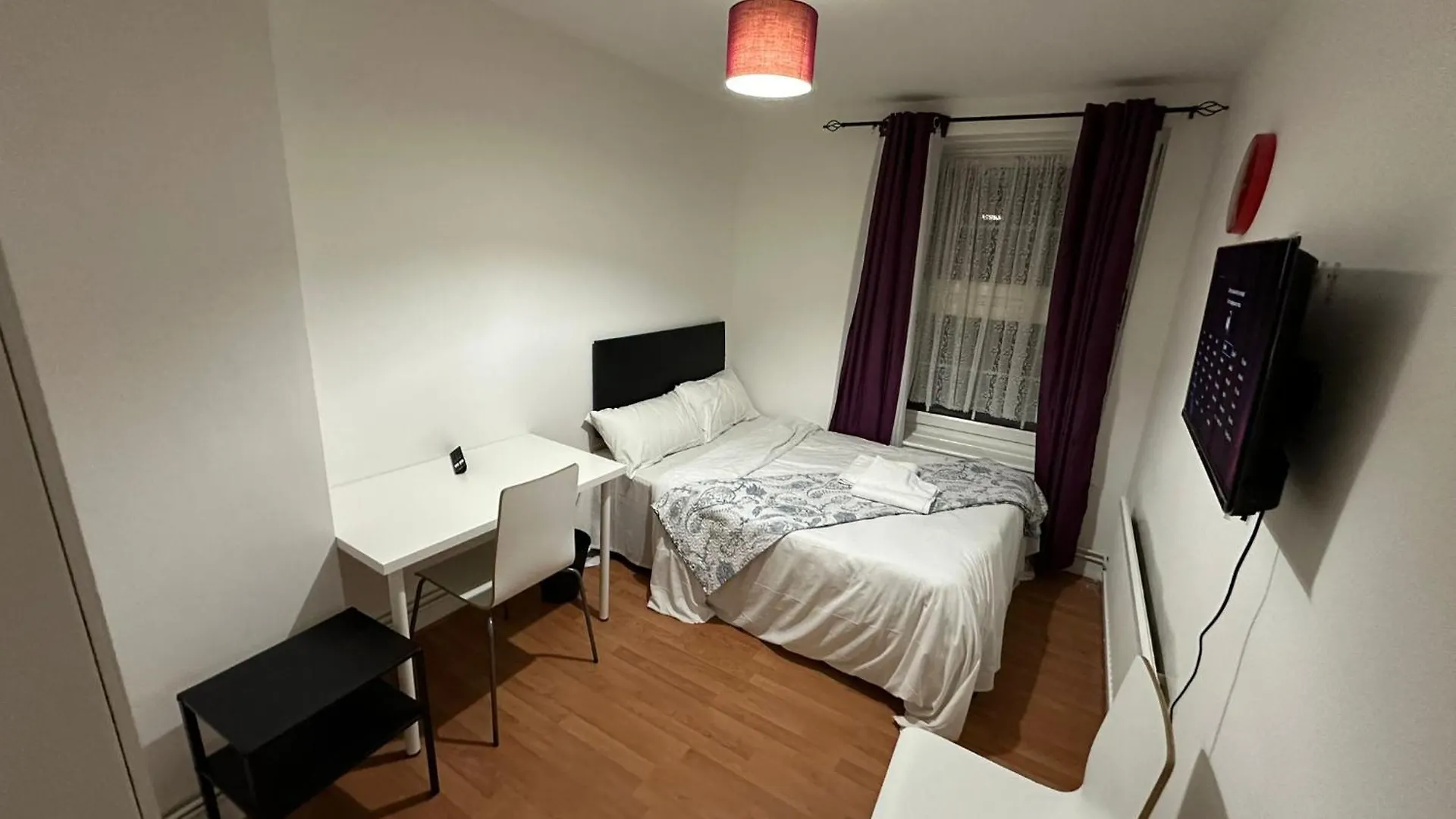 Beautiful Private Double Room In A Shared 3-Bedroom Apartment Minutes Walk From Bethnal Green London