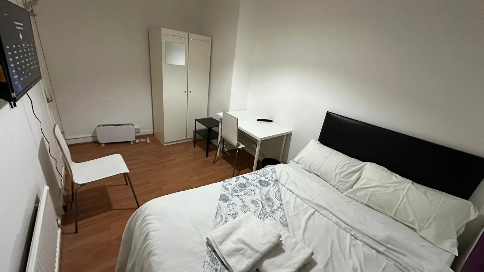 Beautiful Private Double Room In A Shared 3-Bedroom Apartment Minutes Walk From Bethnal Green London